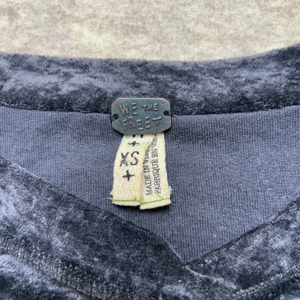 We The Free Crushed Velvet Top XS Long Sleeve Gray Casual Shirt EUC - Picture 3 of 7